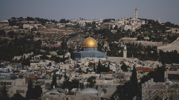80 مستوطنا إسرائيليا يقتحمون باحة المسجد الأقصى في القدس الشرقية ويحمونهم