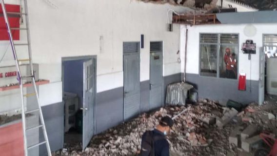  ペカロンガン駅の待合室の壁が崩壊、死亡者なし
