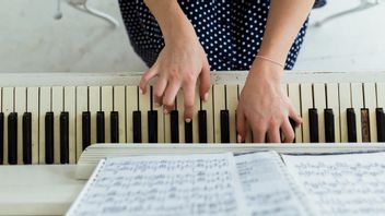 Get to Know Sad Melodies! A List of Songs Using Diatonic Minor Scale That Are Always Hits