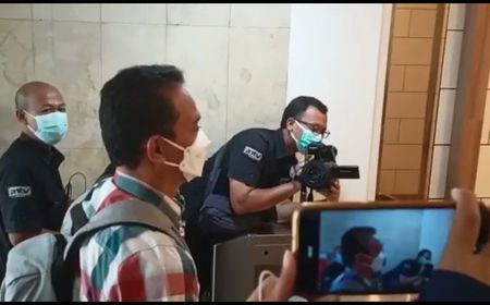 Berbaju Motif Kotak, Kalapas Tangerang Victor Teguh Hadiri Pemeriksaan di Polda Metro