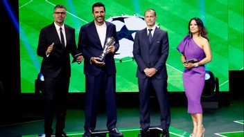 Gianluigi Buffon reçoit un prix spécial du président de l'UFA