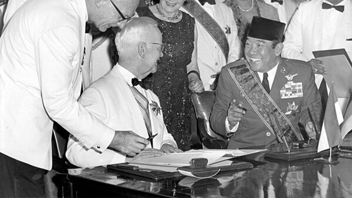 الرئيس سوكارنو والرئيس هاينريش لوبكه تناولا العشاء معا في فندق إندونيسيا، 2 نوفمبر 1963