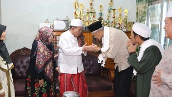 Visiting Gedongan Islamic Boarding School, Ganjar Pranowo Gets A Special Gift