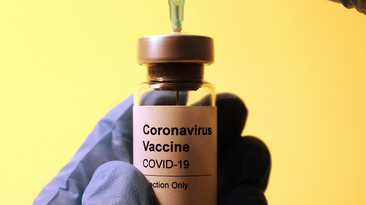 Pejabat Tinggi Spanyol Mengundurkan Diri Setelah Menyerobot Antrean Vaksin COVID-19