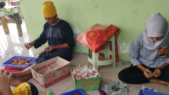 Residents Of Gembong District Turn Mangrove Plants Into Food