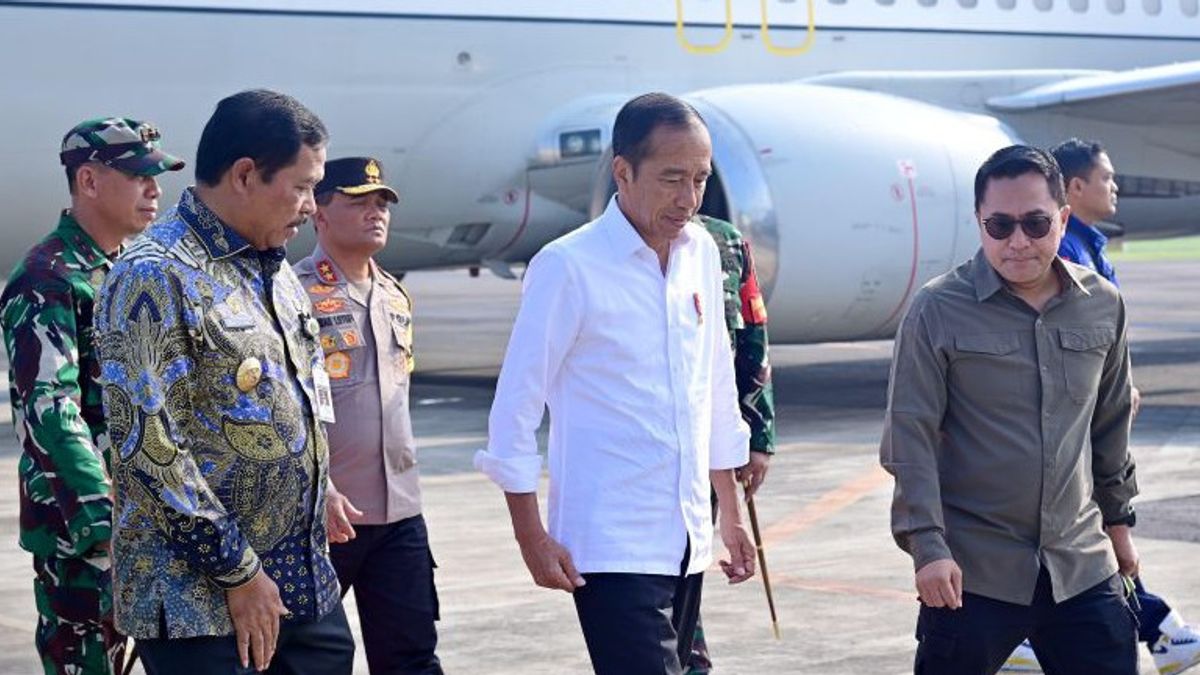 Vendredi matin, Jokowi s’est retourné au Demak Examinant les inondations et a fourni une aide aux réfugiés