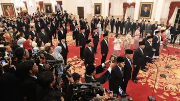 Aji Mumpung が SOE のコミッショナーと副大臣の地位を兼ねる