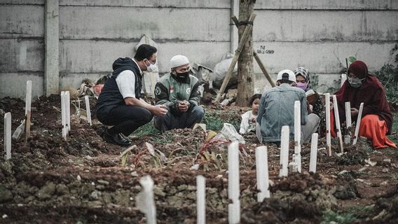 Cerita Anies Ikut Ziarah Makam COVID-19 Satu Keluarga di TPU Rorotan