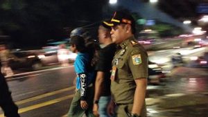 Sering Bikin Macet dan Palak Pengendara, Dua 'Pak Ogah' di Jalan Yos Sudarso Jakut Ditangkap Satpol PP