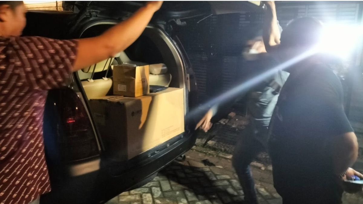 Rumah Pejabat yang <i>Ngaku</i> Utusan Jokowi Digeledah, Polisi Temukan Ini