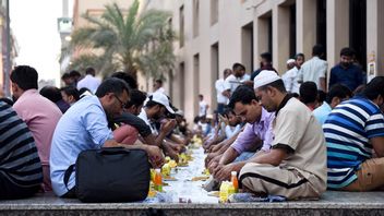 This Group Provides 1.500 Portions Of Free Iftar Menu Every Day, Residents Are Willing To Queue Up To One Kilometer