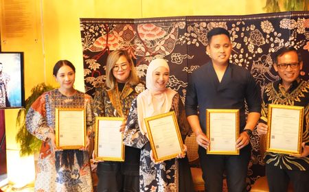 Chacha Frederica dan Dico Ganinduto Kenalkan Warisan Budaya Kendal Melalui Batik Kendil Emas