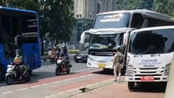 جوكير بري أمام مسجد الاستقلال مرة أخرى يثير مشاكل ، تم تقييد سائق الحافلة السياحية بسعر 300 ألف روبية إندونيسية أمام سيارة ديسهوب