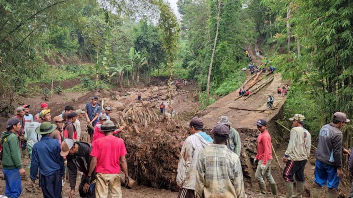 335 Families In Garut Regency 'Cracked' Due To Damaged Bridges In Flood