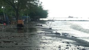 Pantai Cacalan Banyuwangi Diterjang Banjir Rob, BMKG: Waspada untuk Nelayan