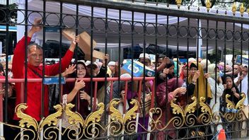 Residents queue to celebrate Eid al-Fitr at the Palace
