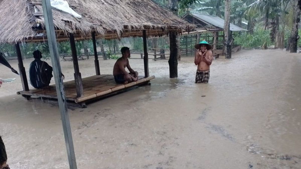 龙目岛中部普拉亚巴拉特的数十所居民房屋被洪水淹没