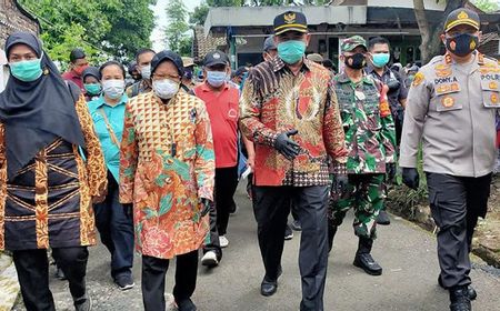 Daripada Blusukan, Pengamat Sarankan Risma Sibuk Bersih-Bersih Kemensos