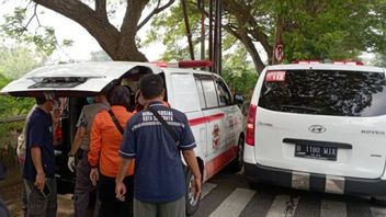 泗水市政府派遣8辆救护车帮助疏散泗水 - Mojokerto收费公路上的Ardiansyah巴士事故受害者