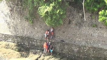 Motorcyclists In Situbondo Plunge Into A 20 Meter Deep Gorge, It Takes 1 Hour To Evacuate