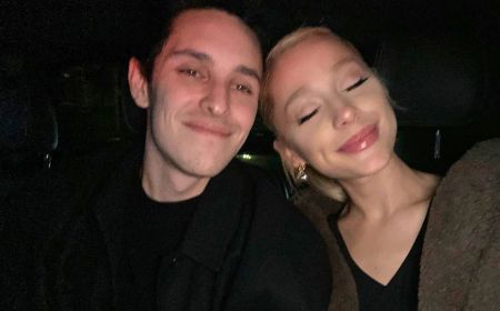 Baru Cerai, Mantan Suami Ariana Grande Cium Pacar Baru