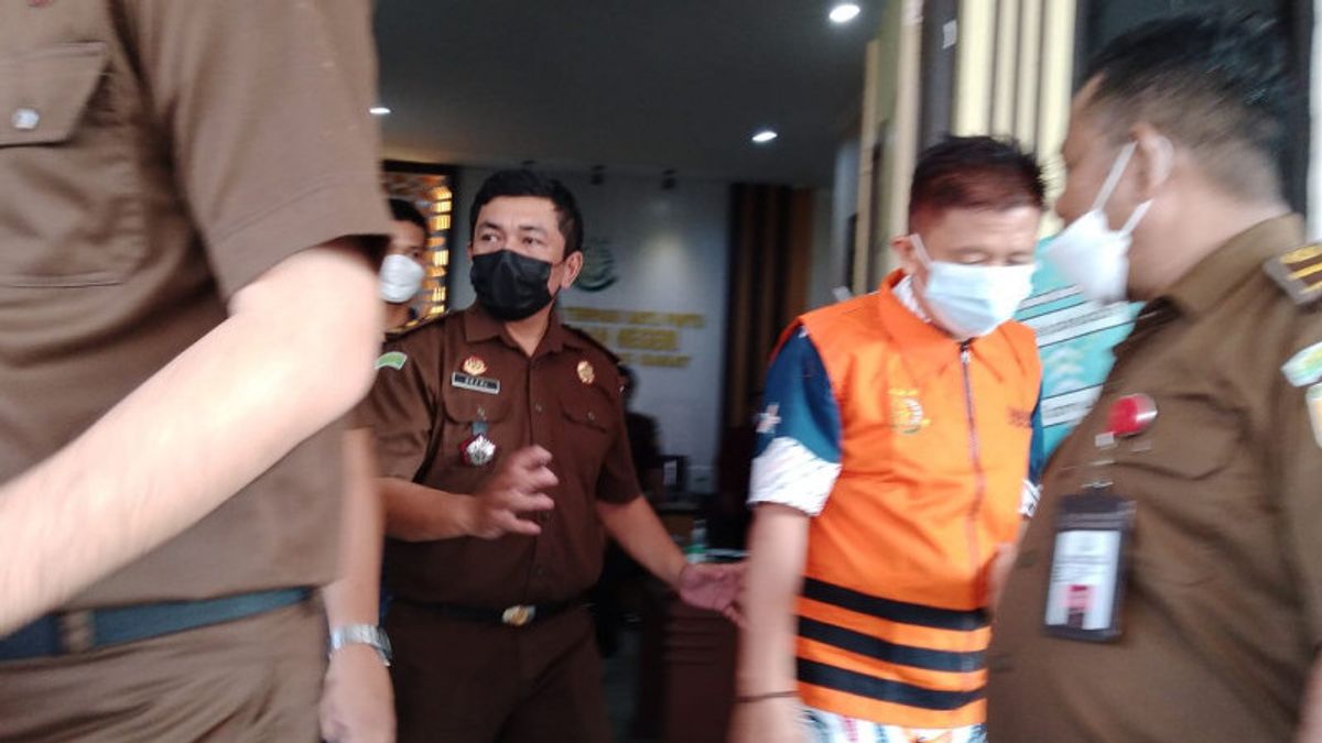 Le Procureur Arrête Un Membre De La DPRD De West Tanjung Jabung Soupçonné De Vol D’huile De Palme