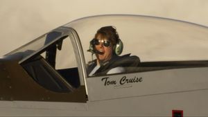 Tom Cruise Ajak Raja Charles III Jadi <i>Wingman</i> di Konser Penobatan