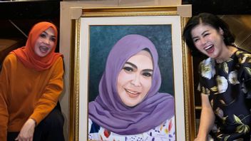 Desiree Tarigan Shows Off The Process Of Painting The Face Of Raffi Ahmad's Mother-in-law, Netizens Praise The Talent Of Hotma Sitompul's Prospective Widow