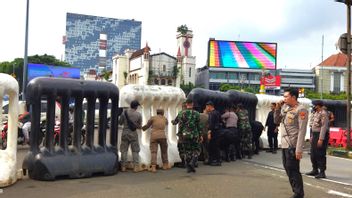 Jalan Medan Merdeka Barat In The Direction Of The State Palace Has Begun To Be Closed By A 2 Meter High Barrier Fence Block