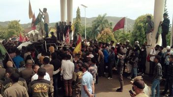 Ratusan Mahasiswa di Ambon Protes Kenaikan Harga Sembako