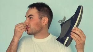 7 Cara Ampuh Hilangkan Bau Sepatu, dari Freezer sampai Pasir Kucing