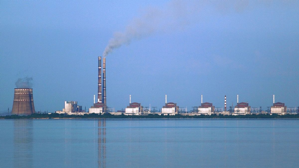 السيطرة على أكبر محطة أوروبية للطاقة النووية في أوكرانيا: روسيا تنشر موظفين وتقيد الاتصالات مع العالم الخارجي