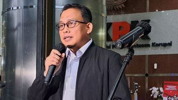 KPK Investigators Cecar Wahyu Setiawan Regarding Acceptance Of Bribes From Harun Masiku