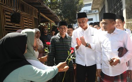 Setangkai Mawar dari Santriwati Jember untuk Ganjar Pranowo