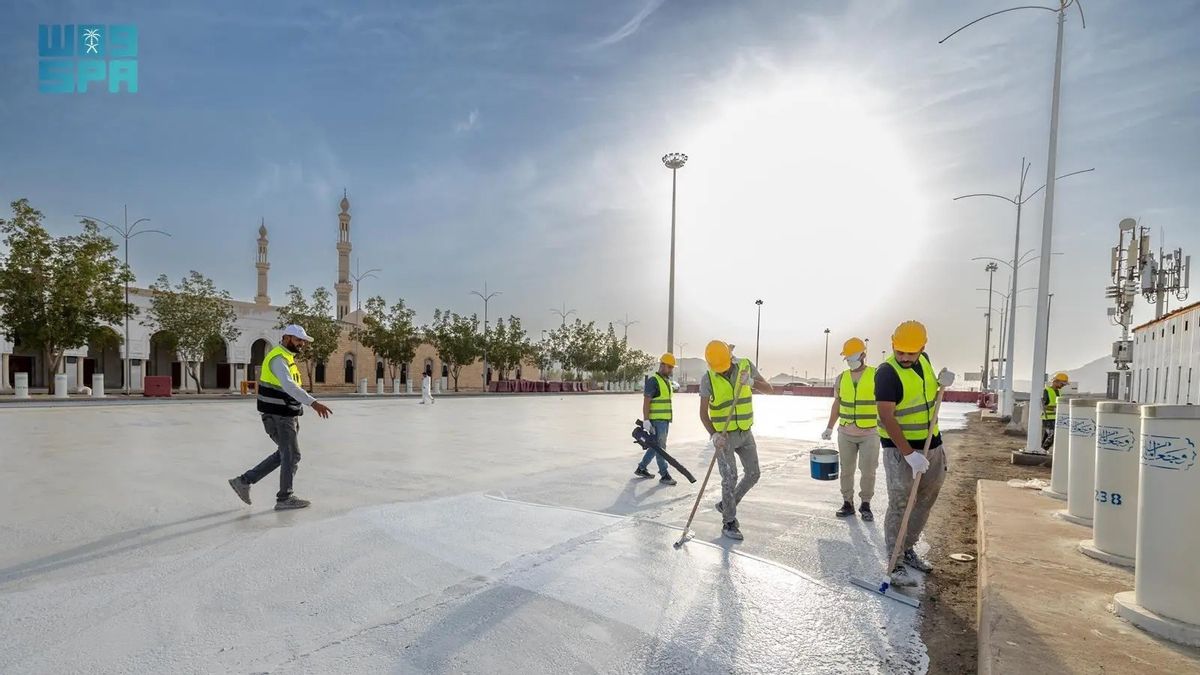 Ahead Of The Peak Of The Hajj Season, Asphalt Around The Arafah Namirah Mosque Is Painted To Lower Temperatures