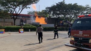 Polisi Sterilisasi Area Semburan Api di Rest Area KM 86 Tol Cipali