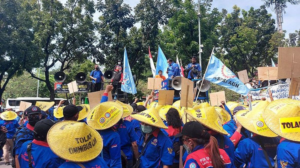 Aujourd’hui, Les Travailleurs Et Les étudiants Organisent Une Manifestation Exigeant Que Jokowi Augmente L’UMP De 10 à 15%