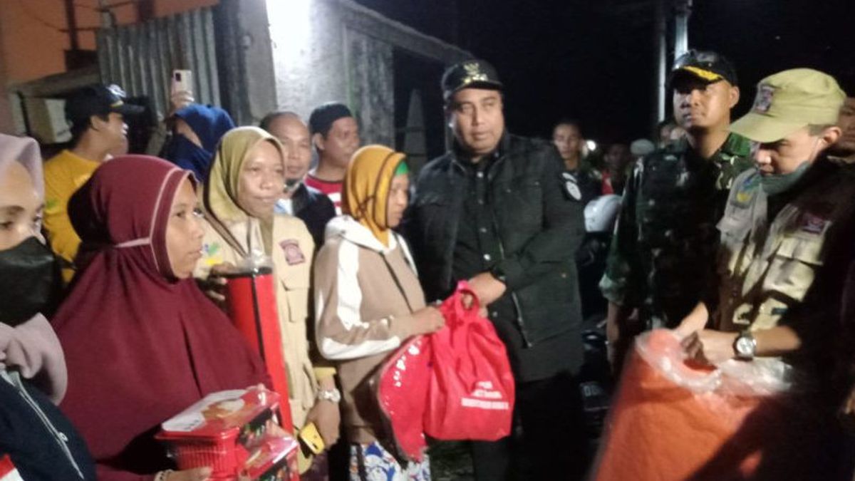 马罗斯摄政的龙卷风受害者从南苏拉威西省政府获得一吨大米援助