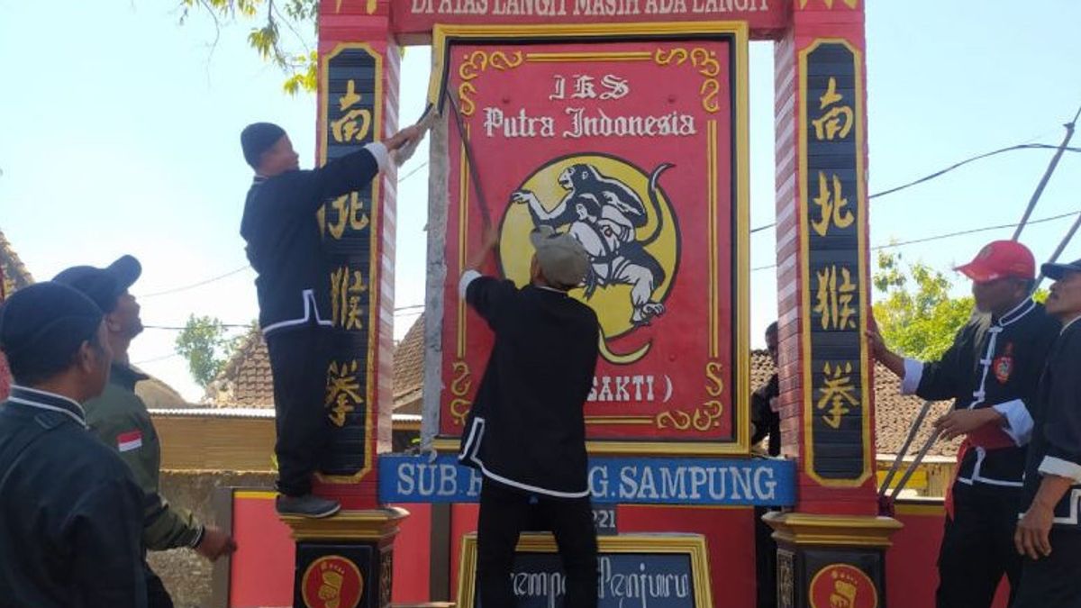 Silat College In Ponorogo Starts Dismantling Identity Monuments