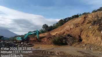 Longsor Putus Akses Jalan Provinsi di Malalak Agam