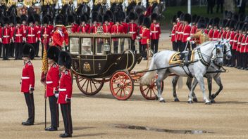 白金周年庆典，英国女王伊丽莎白二世收到法国总统埃马纽埃尔·马克龙的马匹礼物