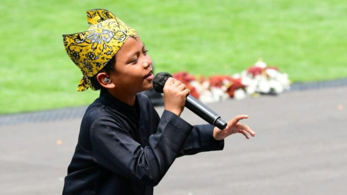 <i>Good Job</i> Farel Prayoga, Pujian Khofifah Buat Bocah Banyuwangi yang Sukses Bikin Istana ‘Ambyar’ dengan Ojo Dibandingke, Abah Lala Sampai Menangis