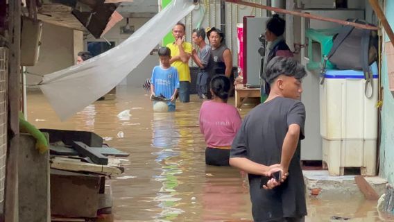 Ciliwung River Overflows, 36 RTs In Jatinegara Are Submerged By Water Up To 2 Meters