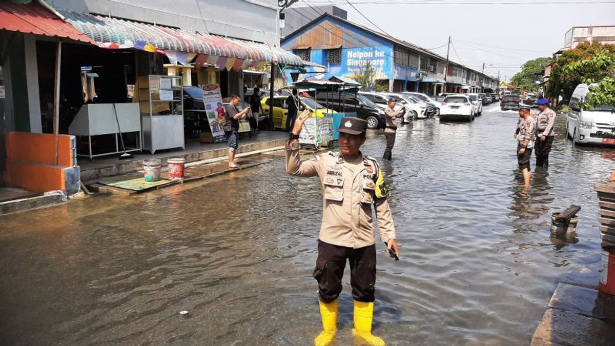 Polisi Lakukan Pengalihan Rute Jalan Dampak Banjir Rob di Kabupaten Bintan