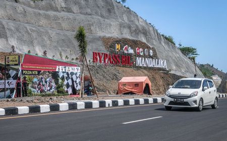 DLHK Lombok Tengah Bersihkan Sampah di Bypass Menuju Sirkuit Mandalika