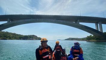 فريق البحث والإنقاذ يبحث عن رجل قفز إلى البحر من جسر باريلانغ باتام