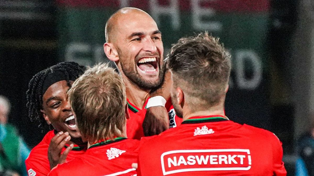 Bas Dost Falls And Needs Medical Care, AZ Alkmaar's Match Against NEC Nijmegen Forced To Stop