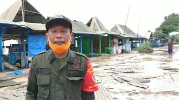 今天早上雨和强风在雪攀江海滩Gunung Kidul，数十个商人摊位严重受损