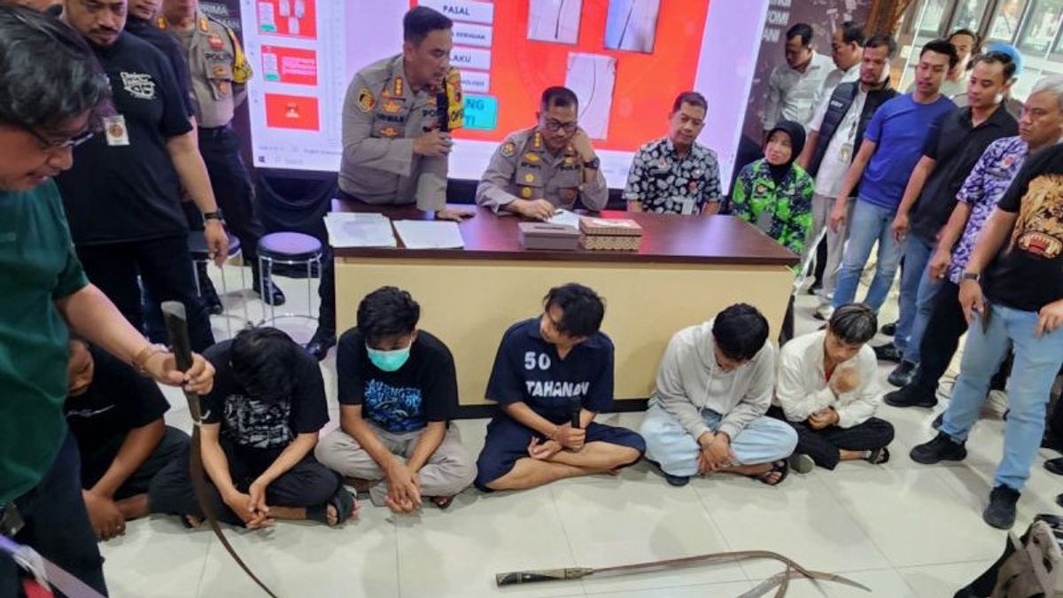 6 auteurs qui ont agressé un étudiant d’Udinus Semarang jusqu’à ce qu’il soit tué par la police