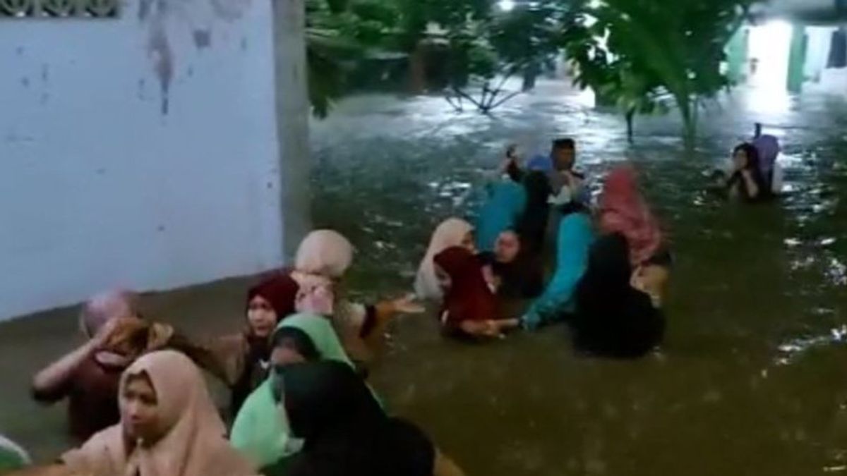 Evakuasi Ratusan Santri Akibat Banjir di Jember Berjalan Aman Meski Ada yang Ketakutan dan Kejang-kejang